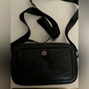 Lululemon crossbody camera bag 2L